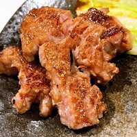 りきちゃん 祇園店 - ヘレ肉。フォークです剥ぎとっているので、不均質な断面にタレが染み込んでウンマイ