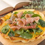 Parma-style pizza with Prosciutto and baby leaves