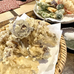 うずら家 - きのこいろいろの天ぷら盛り合わせ と いろいろ野菜の天ぷら盛り合わせ