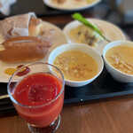 パーゴラ - 手前、トマトジュース