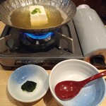 Toyosu Shijou Sakana Sakaba Uosei - お通し429円はとろける湯豆腐