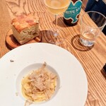 sio - ル・ルソールの特製フォカッチャもこちらでの楽しみのひとつ。お店では販売されていないsioのお料理に合わせられているフォカッチャなのですって。温められて最高美味しくて瞬間食べちゃいそうになるの