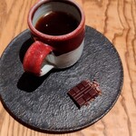 sio - オニバスコーヒー浅煎りエチオピアに合わせてミニマルショコラはナッティ。前回紅茶をお願いしてみたらショコラが違うものだったのが感動、ドリンクに丁寧に合わせられている素晴らしさ