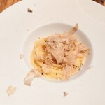 sio - カチョエペペに白トリュフすりすり。テーブルですりすりして下さりエンタメ感☆嬉しい(*˘︶˘*).｡.:*♡ふわり香る上品な香りが素敵ね〜パスタのチーズと相性抜群のトリュフ間違いなく優勝な美味しさでした