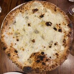 PIZZERIA e TRATTORIA A La - クワトロフォルマッジ