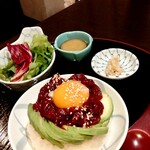 馬肉料理 小桜 - アボカドユッケ丼❤️ユッケたっぷり❣️♪( ´▽｀)しなやかで軽やかな風味⭐️ユッケはダブルにもできます♪(*´∀｀*)