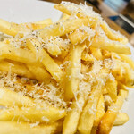 Tapas&Wine 新橋ZION - 【フライドポテト•トリュフ塩&ペコリーノ】600円。トリュフ塩が美味しい。