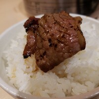 牛刺しと焼肉 仔虎 クリスロード店 - 肉が鎮座したらいす！
