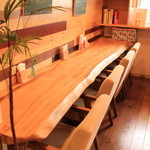 Nokoto cafe - 大きな一枚板のカウンター席は、お店奥にある穴場スポット