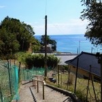 浜の暮らしのはまぐり堂 - この階段を下りた写真真ん中の建物