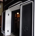 なる海 - 土蔵のドア店内の入口