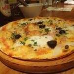 Ｇatti - アンチョビ・ケッパー・オリーブのピザ。ローマスタイル。