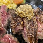 Ikinari Suteki - お肉に急接近♡
                        お肉の上に花びらのように咲いている
                        ガーリックソースが鉄板に落ちて…