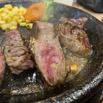 Ikinari Suteki - ジュ〜ッ！！
                        適度に両面焼いて、パックンチョ(｡・н・｡)ﾊﾟｸｯ
                        うん(⊙ꇴ⊙)
                        むちゃんこいい質のお肉ではないけど、
                        パサつきはなく、柔らかくて美味しい(*´ч`*)