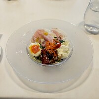 ラ・ベットラ・ダ・オチアイ ナゴヤ - 前菜　本日のシェフお任せサラダ　（モッツアレラ・ハム・半熟卵）