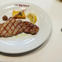 ラ・ベットラ・ダ・オチアイ ナゴヤ - メイン　群馬県産クイーンポーク『秀味』ロース肉のグリル　レモン添え