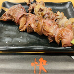 Sumibi Yakitori Kai - 心のこり（ハツもと）（塩）200円　レバー（塩）200円