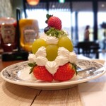 果実びよりドルチェリア - 料理写真:苺とシャインマスカットのケーキ(1,300円)