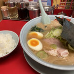 Ramen Yamaokaya - 醤油大盛(¥880)+クーポン味玉+半ライス(¥130)