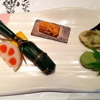 九つ井 本店 - 皐月のそば懐石 前菜 豆腐味噌漬と生うにの杉板盛り 笹巻寿司 織部茶巾 パプリカ射込み蓮根 長芋黄味焼き