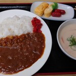 Shokudou Yokoyama - カレー、卵焼きと赤ウインナー、鮭かす汁