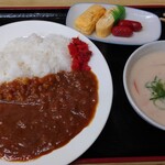 食堂よこやま - カレー、卵焼きと赤ウインナー、鮭かす汁