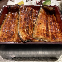 割烹蒲焼 横浜八十八 NEWoMan横浜店 - 一般的な鰻の1.5倍の大きさのものが一尾半も入っている。いつもあっという間に食べ終わってしまうがこれは流石に食べ応えあった。