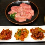 焼肉ホルモンねりまや - 上タン塩1380円、キムチ盛り合わせ680円