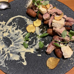 ジュメルニジュウク - 鴨胸肉のタタキとさつまいもの揚げニョッキ　スモークしたカマンベールチーズと削ったフォアグラ