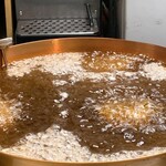 天ぷら はせ川 - 明太子大葉巻を揚げています