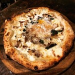 Autumn only! Porcini mushrooms and 4 types of mushroom pizza]