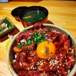 鯨の離れ - くじら尾の身ユッケ丼¥2000、脂の乗りが物凄いです！