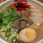 Kanran Gyuunikumen - 甘欄牛肉麺　890円　細麺、パクチーと辣油は多め