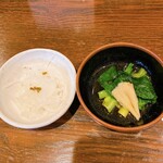 Shinjuku Unatetsu Ebisuten - お通しの、大根の千切りと小松菜の煮浸しです