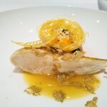 フィリップ・ミル 東京 - 肉料理　山口県　黒かしわ地鶏のロティ　ジャガイモの巣の中にいる卵黄のコンフィ　ジュ・ソース
