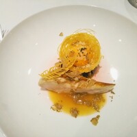 フィリップ・ミル 東京 - 肉料理　山口県　黒かしわ地鶏のロティ　ジャガイモの巣の中にいる卵黄のコンフィ　ジュ・ソース