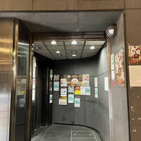 焼鳥 みかど - ビル1F入口