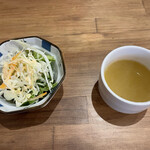 シラウト - サラダとスープがサービス。