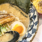 なぶら - ラーメン（中）　海苔追加　と鯖ごはん　少し甘めのサバ　こちらも絶品
