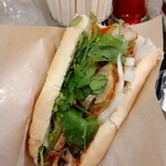 Banh mi BaBa - バーバー。具だくさんです。