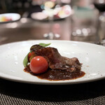 キャトルラパン - 宮崎県産黒毛和牛ウチモモのソテー トリュフソース
      
