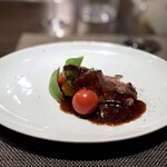 キャトルラパン - 宮崎県産黒毛和牛ウチモモのソテー トリュフソース
      