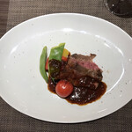 キャトルラパン - 宮崎県産黒毛和牛ウチモモのソテー トリュフソース
      