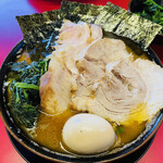 豚骨醤油ラーメン 王道家 - ラーメン +大盛り+味玉＋豚バラ２枚＋豚トロ２枚