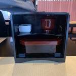 天然うなぎ しま村 - 提供はおかもちに入ってくる