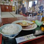 Ikeda Maru - 店内賑わっています。昭和レトロ感も良いですね。