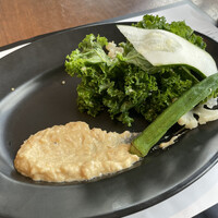 マーサーブランチ テラスハウス - ヒヨコ豆のフムスとキヌアのケールサラダ