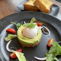 マーサーブランチ テラスハウス - サーモンのタルタルとアボカドとポーチドエッグ