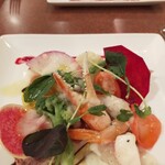 LYON - 野菜の種類豊富、ボリュームたっぷり。エビ、ホタテ、その他お魚。お魚はスモークあり。とにかくワクワクする前菜。