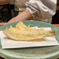 江戸前晋作 - 愛知県師崎 鱚
                  一度で寝かせた鱚を、揚げる段階で更に脱水させる油の温度調整の匠さにしばし鍋を凝視してました！
                  鱚の味が濃いですね！
                  味は凝縮されてますが身はふっくらと、江戸前天ぷらには欠かせないです！
